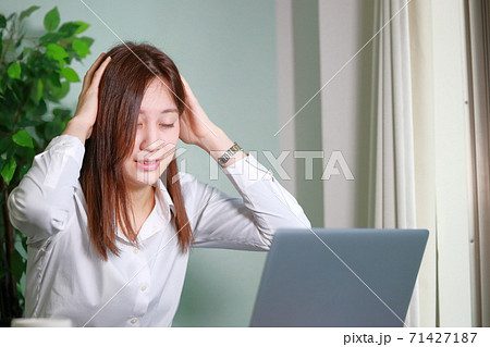 ショック_どうしよう_と頭を抱え目を閉じるビジネスウーマン ショック_どうしよう_と頭を抱え目を閉じるビジネスウーマン 71427187