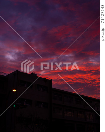 この日の空は赤く染まっていた 71427548