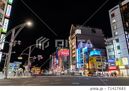 日本の東京都市景観　東京・上野。上野四丁目の交差点などを望む 71427683