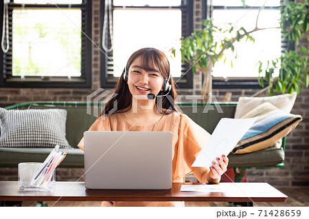 若い女性　テレワーク 71428659