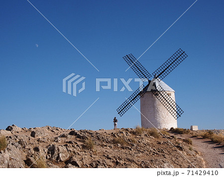 スペインの旅(ラ・マンチャ地方の白い風車) スペインの旅(ラ・マンチャ地方の白い風車) 71429410