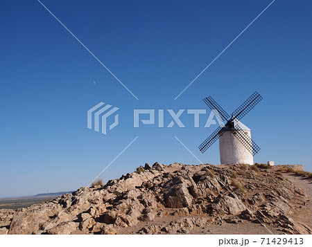 スペインの旅 ラ マンチャ地方の白い風車 の写真素材