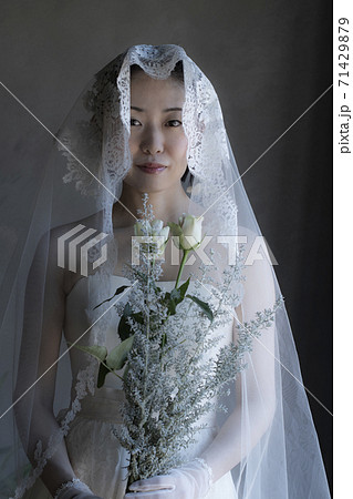 マリアベールの女性 ブライダルイメージ 結婚 新婦 花嫁 ドレス 女性 日本人 ミドル 30代の写真素材