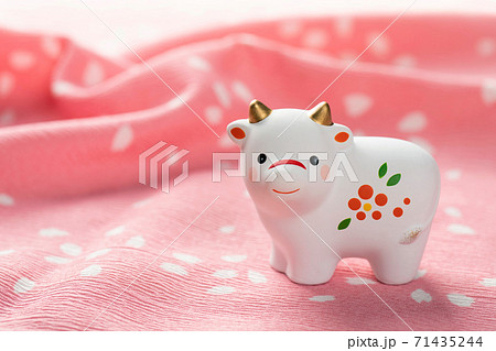 丑年の年賀素材 71435244