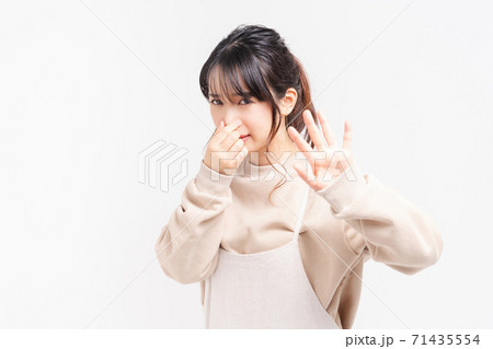 鼻をつまむ若い女性 71435554