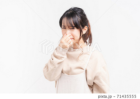 鼻をつまむ若い女性 71435555