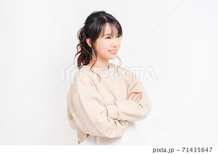 腕組みをする若い女性 腕組みをする若い女性 71435647
