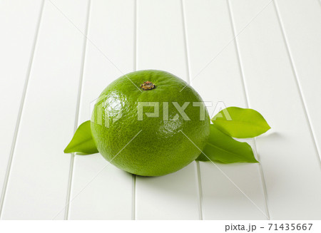 Sweetie fruit (green grapefruit, pomelit) 71435667