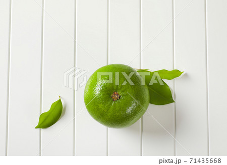 Sweetie fruit (green grapefruit, pomelit) 71435668