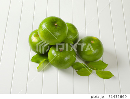 Sweetie fruits (green grapefruits, pomelits) 71435669