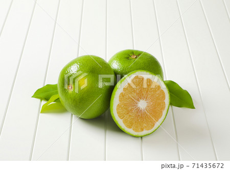 Sweetie fruits (green grapefruits, pomelits) 71435672