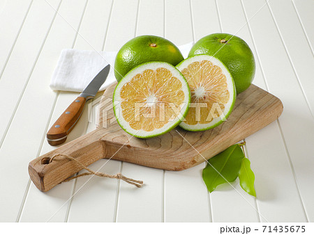 Sweetie fruits (green grapefruits, pomelits) 71435675