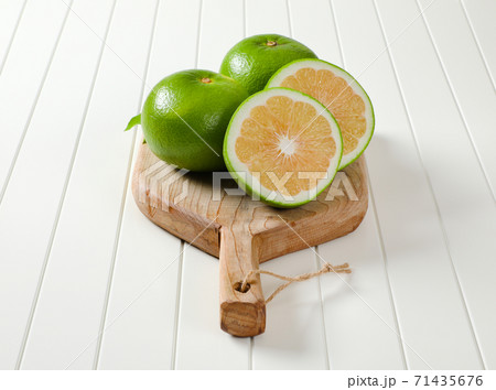 Sweetie fruits (green grapefruits, pomelits) 71435676