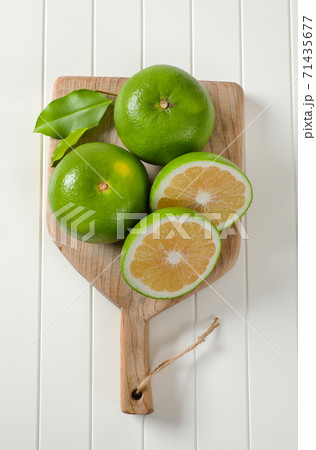 Sweetie fruits (green grapefruits, pomelits) 71435677