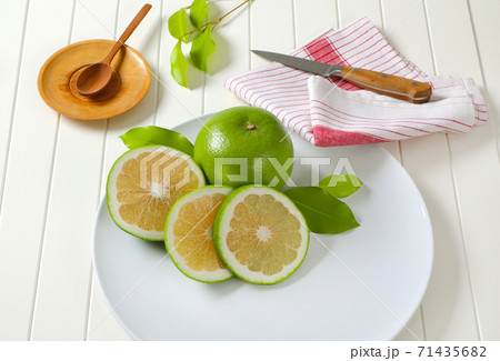 Sweetie fruit (green grapefruit, pomelit) 71435682