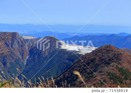天狗の森から鳥形山を眺める　秋（四国カルスト　天狗高原）	 71436619