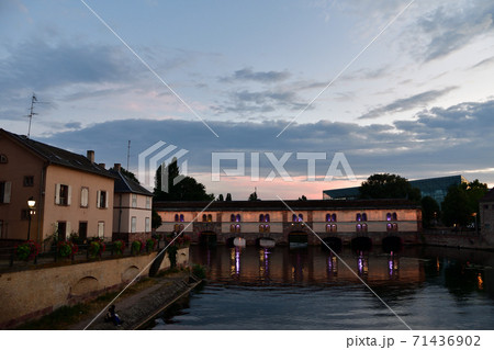 フランス・ストラスブール、黄昏時のヴォーバン・ダム 71436902