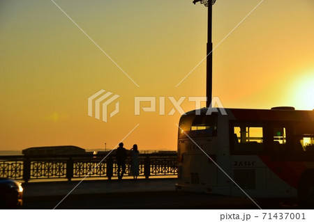 夕日を眺める2人 71437001