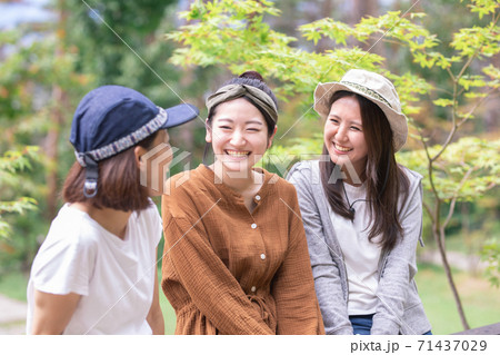 キャンプで話す女性達 キャンプで話す女性達 71437029