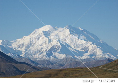 アラスカ デナリ国立公園からのマッキンリー山の写真素材 [71437304