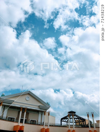 夏の青い空と雲 おしゃれな建物の写真素材