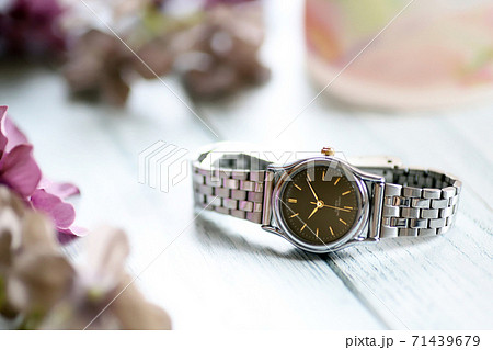 シルバーの腕時計とガラスのマグカップ ファッション小物の写真素材