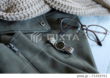 ライダースジャケットとスヌード、メガネと時計　冬のコーデ　ファッション 71439701