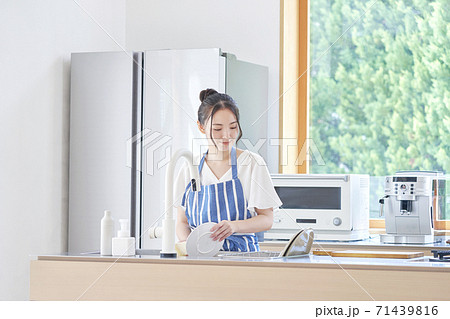 皿洗いする女性 皿洗いする女性 71439816