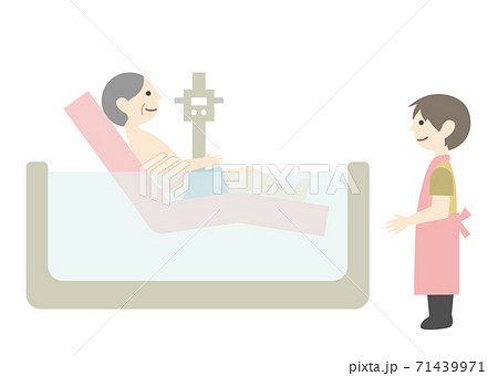 リフトでお風呂に入る高齢男性 リフトでお風呂に入る高齢男性 71439971