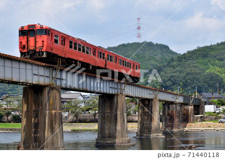 鉄橋を渡る赤い気動車 71440118