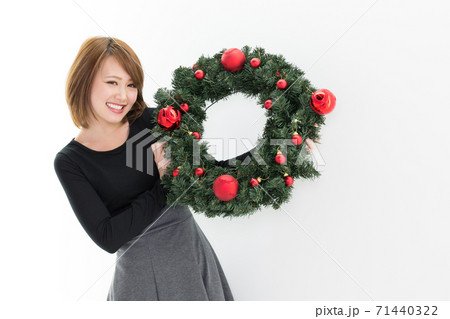 クリスマスリースと女性 クリスマスリースと女性 71440322