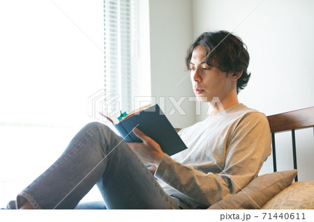 自宅で読書をする若い男性 自宅で読書をする若い男性 71440611