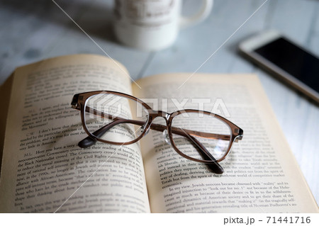 洋書とメガネ、コーヒーを飲みながら読書、くつろぎの時間 71441716