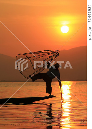 Fisherman silhouette in the middle of Inle Lake 71441984