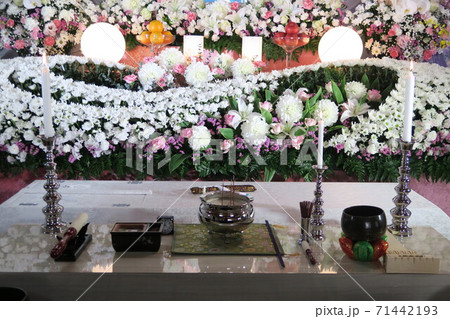 お洒落な花祭壇の写真素材