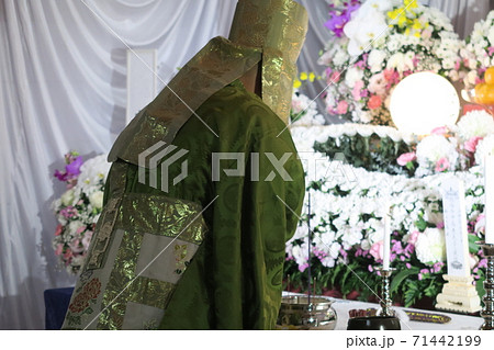 祭壇にむかって礼拝をする住職 71442199