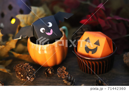 ハロウィンの可愛い折り紙のおばけカボチャとコウモリ 秋のイメージの写真素材
