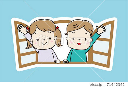 窓から身を乗り出して手をふる子供たち 白フチのイラスト素材 71442362 Pixta
