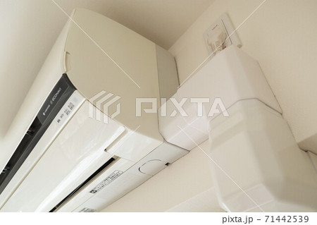 接着部分がきれいなエアコンと化粧カバー 接着部分がきれいなエアコンと化粧カバー 71442539