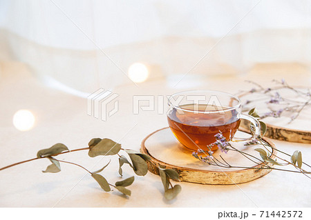 家でお茶を飲む。在宅でリラックス・おうち時間・休憩ティータイム。 71442572