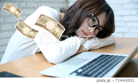 出費が多くて悩む若い女性イメージ 71443051