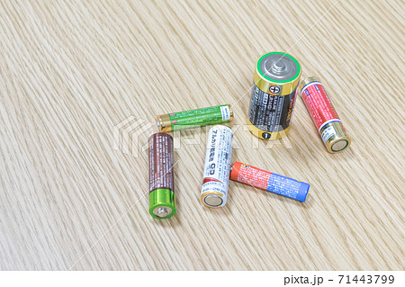 使い終わった電池達 使い終わった電池達 71443799