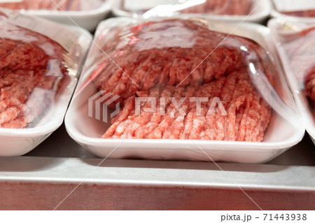 Minced meat in the store close-up. sale of fresh meat in a supermarket Minced meat in the store close-up. sale of fresh meat in a supermarket 71443938