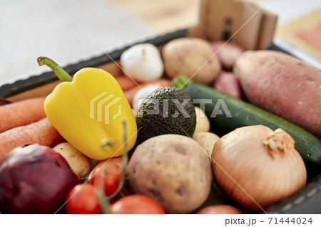Box of organic vegetables 71444024