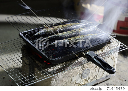 食欲の秋の味覚の代表格さんまを七輪で焼く風景 71445479