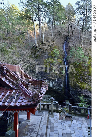 榛名神社の御水屋と瓶子の滝 71445807