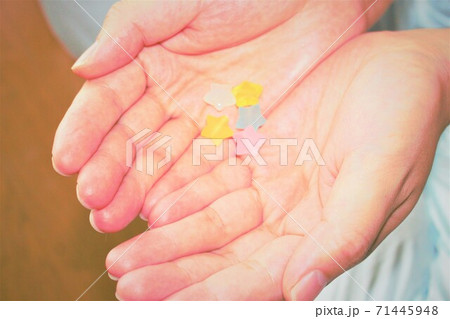 男性の両手の中にある星型のビーズ 男性の両手の中にある星型のビーズ 71445948