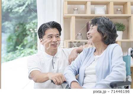 話をする男性介護士 71446196