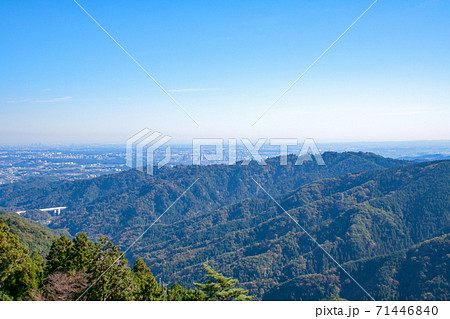 東京都　都立高尾陣場自然公園　景信山・山頂から前方の高尾山を望む 71446840