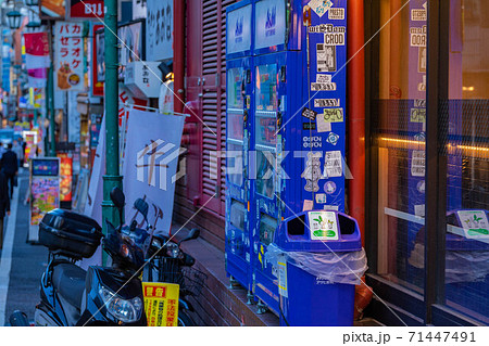 歌舞伎町 シールだらけの自販機 歌舞伎町 シールだらけの自販機 71447491